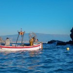 pescatori all'opera accanto all'isola di bergeggi