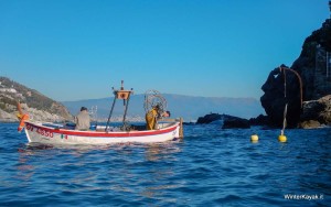 pescatori all'opera accanto all'isola di bergeggi
