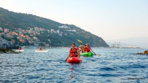 in canoa alla scoperta delle scogliere di bergeggi in liguria con winter kayak