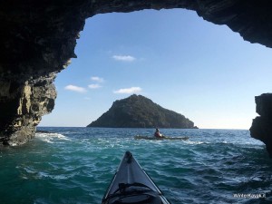 dalla grotta degli innamorati si vede l'isola di bergeggi.