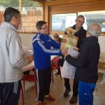 Marco Olcese e Giovanni Delorenzi, della Pro Loco Bergeggi, consegnano i premi della Cronoscalinata 2015