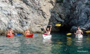 un giro in canoa all'isola di bergeggi in liguria