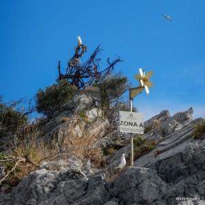 La vecchia scultura in ferro battuto del Pifferaio sull'Isola di Bergeggi