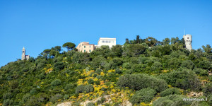 Le costruzioni sulla sommità dell'Isola Gallinara