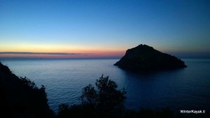 L'alba all'Isola di Bergeggi, vista dalla spiaggia del Merello