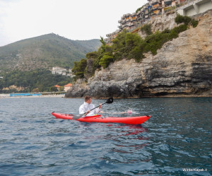 Carina Bruwer nuota per un'iniziativa benefica scortata da un kayak