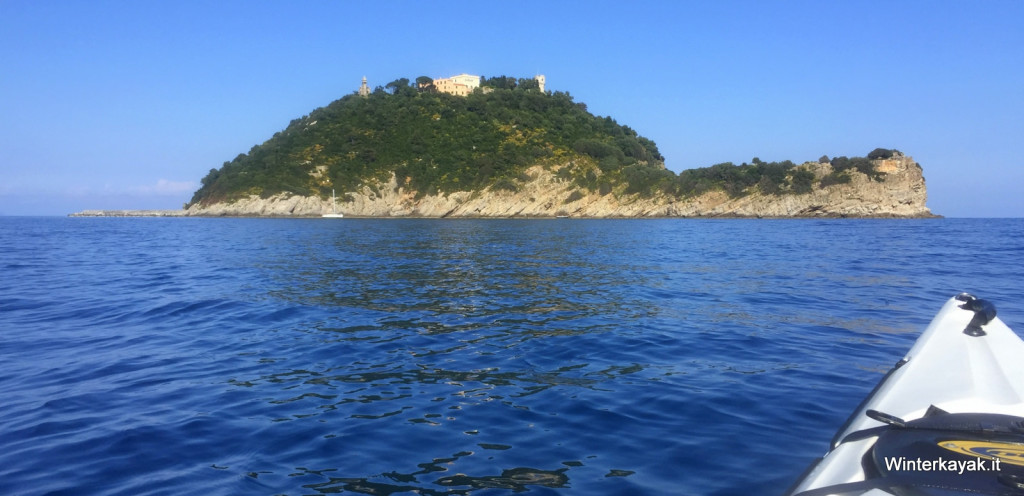 L'isola Gallinara vista dai nostri kayak