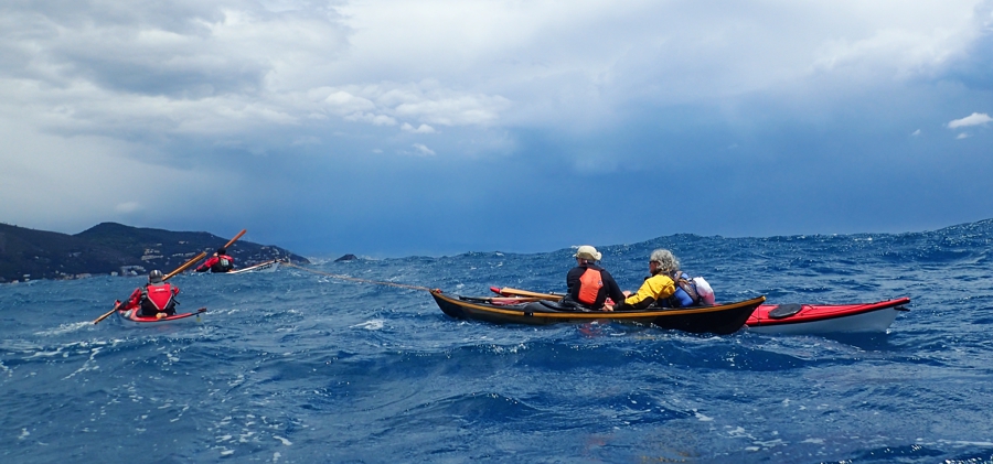 Traino di due kayak zatterati per superare un momento critico (foto Tatiana Cappucci)